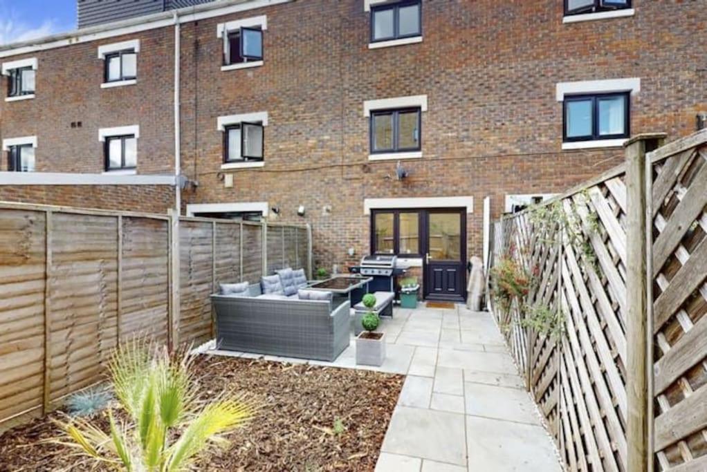 4 Bedroom Family Home On Piccadilly Line Лондон Екстериор снимка