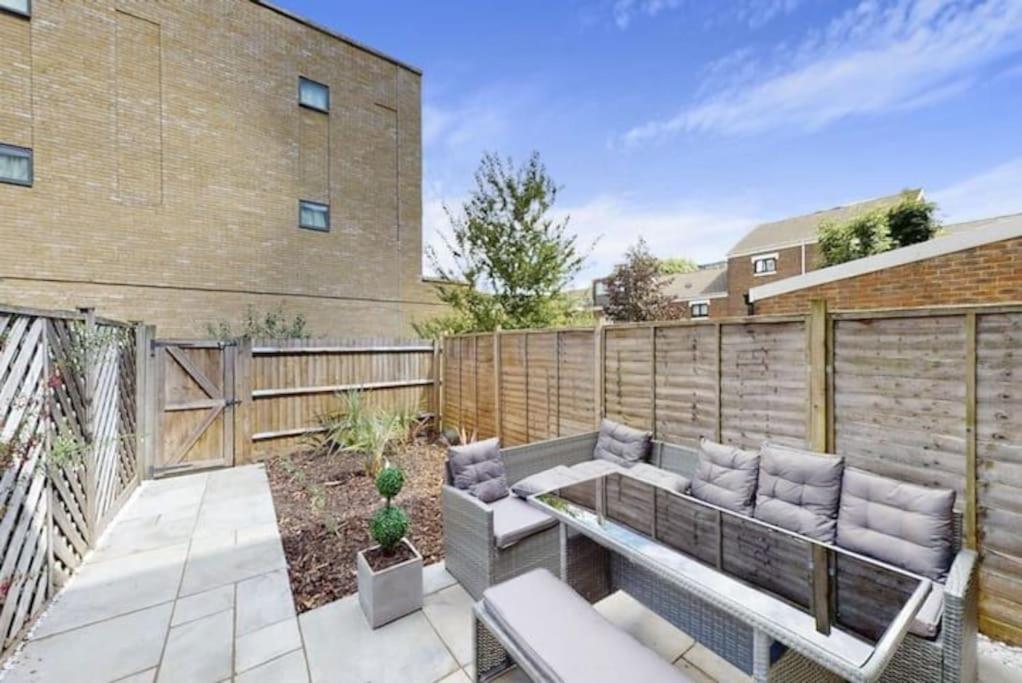 4 Bedroom Family Home On Piccadilly Line Лондон Екстериор снимка